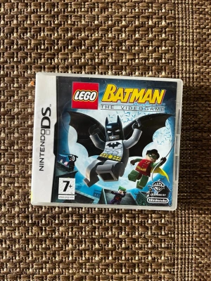 LEGO Batman The Videogame DS - LEGO Batman The Videogame till Nintendo DS. Omslaget är färgglatt med Batman och Robin i LEGO-form. Spelet är för dig som gillar action och äventyr i LEGO-världen. Rekommenderas från 7 år och uppåt.