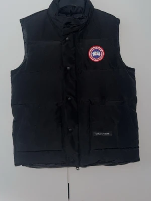 Canada goose väst svart - Hej, säljer nu min goose väst billigt vill bli av med den då jag behöver pengar just nu