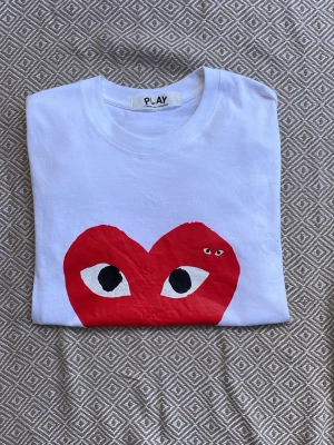  Comme des Garçons Play t-shirt - Tja! Jag säljer en svin snygg CDG t shirt i vit färg med 2 röda hjärtan, den är storlek S men skulle säga att den sitter som xs, perfekt nu till sommarn! Hör av er vid frågor.