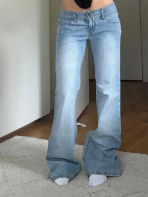 Low waist bootcut jeans - Supersnygga lågmidjade utsvängda jeans i mycket bra skick! Mått finns bland bilderna, priset kan diskuteras 🥰
