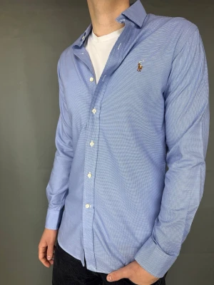 Ralph Lauren skjorta - Ralph Lauren skjorta Märke: Polo Ralph Lauren skjorta Storlek: 14 1/2, sitter som S/M Passform:  Färg: Blå vir rutig Skick: Mycket bra Beskrivning: utan defekter Modellen på bilden: 183 cm/ 75 kg