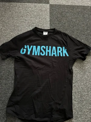 Gymshark prime T-shirt - Gymshark prime T-shirt i väldigt bra skick, använd max 2 gånger. Säljer då den är för liten.