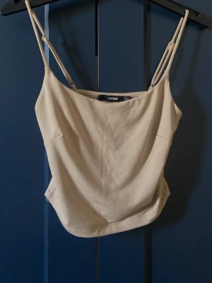 Bikbok topp  - Jag säljer denna beiga fina toppen från bikbok då jag tycker att den var lite för kort för min smak ❤️Toppen kommer i xs, skriv för mer info ❤️