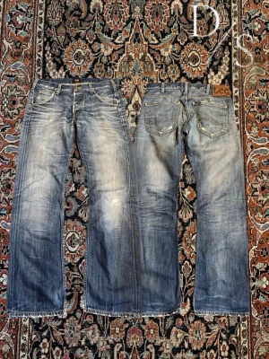 Vintage Lee bootcut jeans - Riktigt snygga lee jeans med en eftertraktad bootcut passform, de är modellen ”flint”. De står i fint skick inga defekter. Midja: 41,5cm Längd:102cm Benöppning:23cm