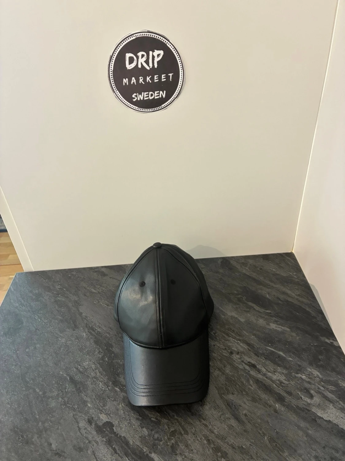 Svart keps i läder