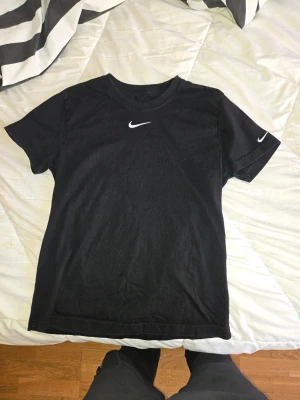 Svart Nike t-shirt med logga - Gott skick, avklippta etiketter pga irritation. 