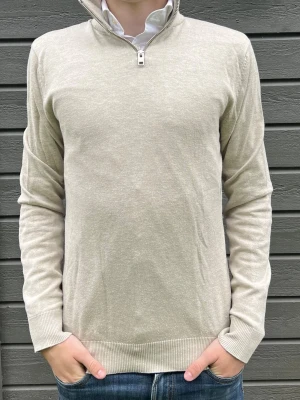 Beige halvzip tröja från Jack and Jones!  - Stilren beige tröja med halv dragkedja och hög krage. Tillverkad i mjuk bomull, har ribbade muddar vid ärmslut och nederkant. Perfekt att bära över en skjorta för en clean och avslappnad look. En halv zip med bra kvalitet som passar alla tillfällen. Ifall du undrar något, ställ gärna frågan! ✨