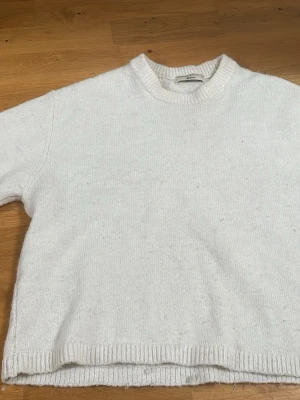 Vit stickad tröja Gina Tricot - Klassisk vit stickad tröja från Gina Tricot med rund halsringning och ribbade muddar. Tröjan är enkel och stilren, perfekt för lager på lager och har en mjuk känsla. Passar dig som gillar en avslappnad och clean look.ska tvättas och PRIS KAN DISKUTERAS‼️