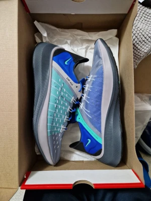 Oanvända Nike EXP-X14 React  - Helt nya i original låda. Storleken är 44.5 men passar mer som 44. React sula för extra  dämpning och komfort. Ord.pris 1500 kr. Slutsålda i alla butiker. Inga byten eller returer. Skickar spårbart och försäkrat mot porto