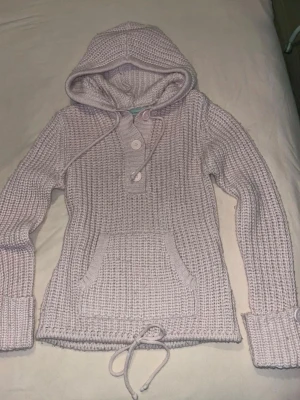 ljusrosa stickad hoodie - ljusrosa stickad hoodie, färg ser annorlunda ut på bild men i verkligheten är den väldigt baby pink! använd några få gånger, i väldigt bra skick! passar storlek S och mindre M 