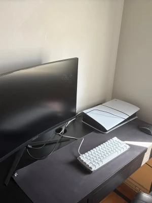 PlayStation 5 skärm tangentbord mus musmatta - Du får med ett ps5 med 1 kontroll plus spelskärm tangentbord mus och musmatta allt funkar jätte bra 