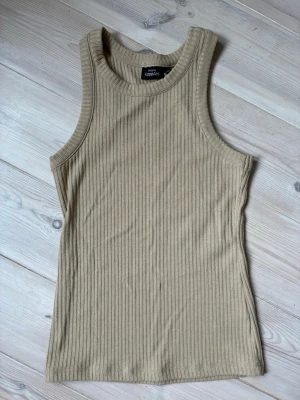 Beige topp - Beige linne från KappAhl i storlek XS. Köpt för ett tag sedan och knappt använd. 
