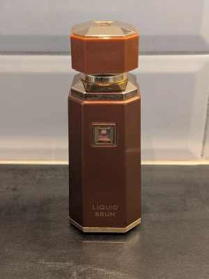 Liquid brun  - Otroligt god parfym för höst / vinter -  Toppnoterna är Kanel, Apelsinblomma, Kardemumma och Bergamott; hjärtnoterna är Vanilj och Elemi; basnoterna är Praliner, Ambroxan, Guajakträ och Musk. Ingen box eller kvitto. Ca 90-95 % kvar i flaskan.