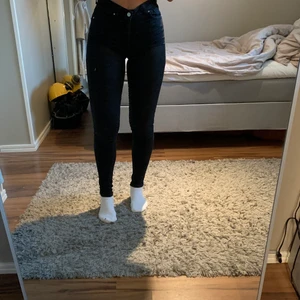 Svarta jeans strl S - Tighta jeans i väldigt bra skick. Frakt tillkommer