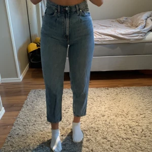 Blå mom jeans, strl 36 - Väldigt bra passform, sitter jättebra i midjan men säljer pga för korta i benen. Frakt tillkommer