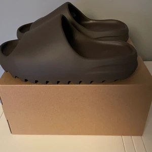 Yeezy slides Soot - Hej, säljer ett par yeezy slides soot us 7. Sitter lite mindre. Aldrig använda, köpta på sns kvitto finns. Frågor skicka bara meddelande. Bud från 1200, vid köp för 1500 står jag för frakt 