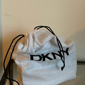 Crossbody väska från DKNY - Denna har jag älskat men då jag inte använder den längre så behöver jag hitta en ny ägare! Jag har haft den några år men den är fortfarande i fint skick! Tillhörande dustbag kommer med. Priset är exklusive frakt❤️ Ord pris 1600kr 
