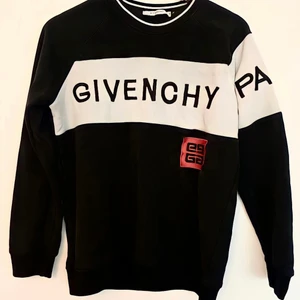 Givenchy collage tröja - Givenchy collage tröja, Str: M/L, Modell: Herr, Skick: Befintligt skick, Pris: 500kr, DMA!  Kolla gärna in mina andra inlägg, Vid intresse av fler varor så fixar jag ett bra paketpris! 