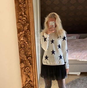 vit stickad tröja med marinblåa stjärnor - söt stickad vit tröja med marinblåa stjärnor ❤️❤️