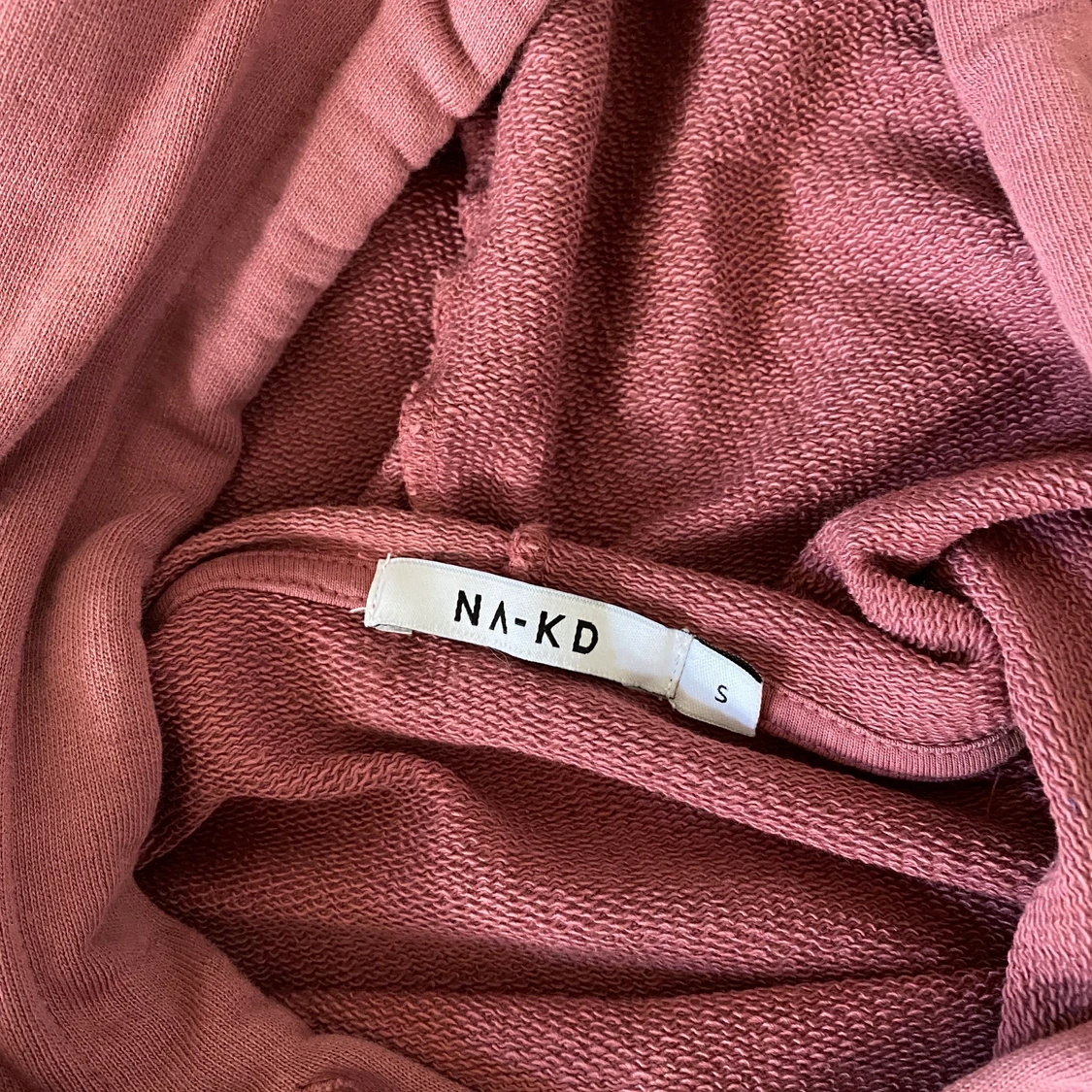 Mörkrosa Hoodie från NAKD - 91