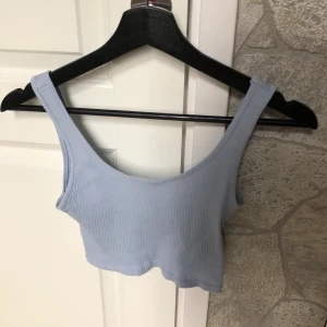 Superfin topp - Säljer denna ribbade toppen från Gina som jag köpte förra året. Sparsamt använd och inga synliga defekter. Passar XXS-S då den är väldigt stretchig. Skriv privat för fler bilder🥰