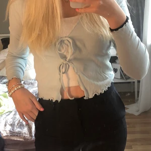 Topp🙌🏼 - Säljer min blåa topp från H&M divided  då den inte kommer till någon användning💕 Strl XS men sitter som S💕