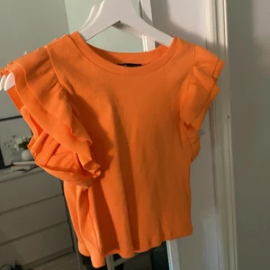 Orange topp zara - Orange topp från zara. Den är använd en gång och jag säljer den eftersom jag inte tror den kommer komma till användning mer😊