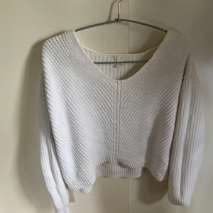 Stickad tröja från H&M  - En stickad tröja från H&M i storlek XS, lite croppad 