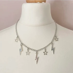 Halsband - Säljer detta halsband med blixtar, stjärnor o robotar!! Knappt användt. 