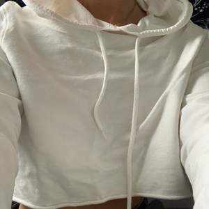en croppad hoodie från nelly. jätteskön!! storlek S! säljer för 80 frakt tillkommer!🤗