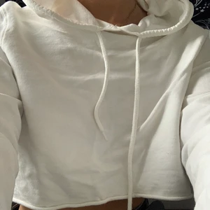 croppad hoodie - en croppad hoodie från nelly. jätteskön!! storlek S! säljer för 80 frakt tillkommer!🤗