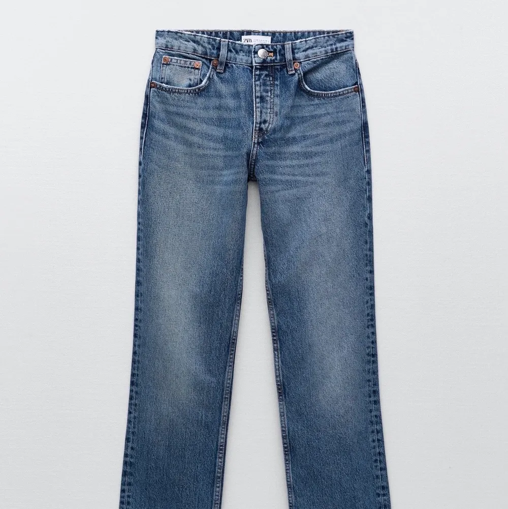 Säljer mina blåa mid rise jeans från zara😜 Helt oanvända, bara testade! Storlek 32😍. Jeans & Byxor.