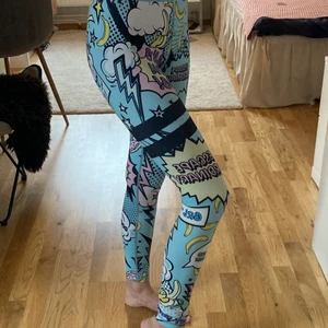 Stronger Träningstights  - Säljer dessa fina träningstights från Stronger då dem blivit för små, modellen Pop. Inget slitage, inköpspris 799kr