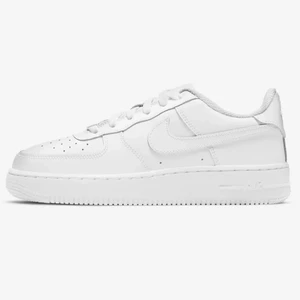 Nike skor  - Säljer mina Nike air force 1. Dom är i bra skicka förutom lite slitning i hålen. Säljer för att jag inte tycker dom passar mig längre. 