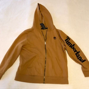 Timberland Zip-Up hoodi X - Timberland Zip-Up hoodie. Storlek L (14-16), men sitter ungefär som en XS. Hyfsat bra skick!