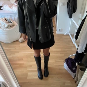 Oversized skinnjacka  - Oversized skinnjacka från zara, skärp till jackan medföljer. Storlek s-m. Köparen står för frakt.