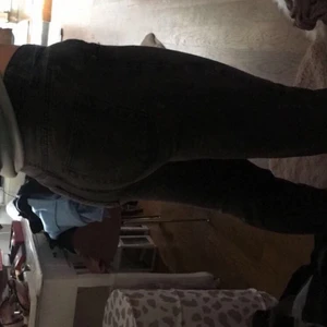 New Yorker storlek S/M - Svarta jeans från New Yorker, använt ett par gånger, 6 månader gammal, rätt så tajta, 