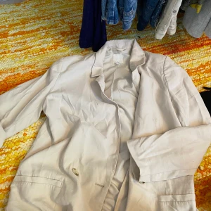 Kavaj beige - Snygg kavaj som sitter bra, storlek 38 