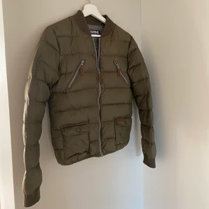 Jacka - Mörkgrön jacka från märket Svea, i fint skick✨ frakt inräknat i priset