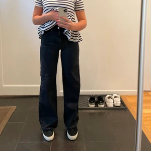 Svarta Zara Jeans - Gamla favoriter som inte längre kommer till användning. Köptes hösten 2020 för ca 400 kr. I bra skick och inga slitningar. Jag är 162 cm. Hör av er om fler frågor och funderingar! Puss💞