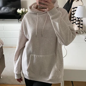Hoodie från Nelly - Den perfekta oversize hoodien från Nelly! Köpt i våras, men är endast använd 1 gång 😍 Superfin inför hösten, men säljes då jag har fler liknande 🤎 Frakt tillkommer (55kr)