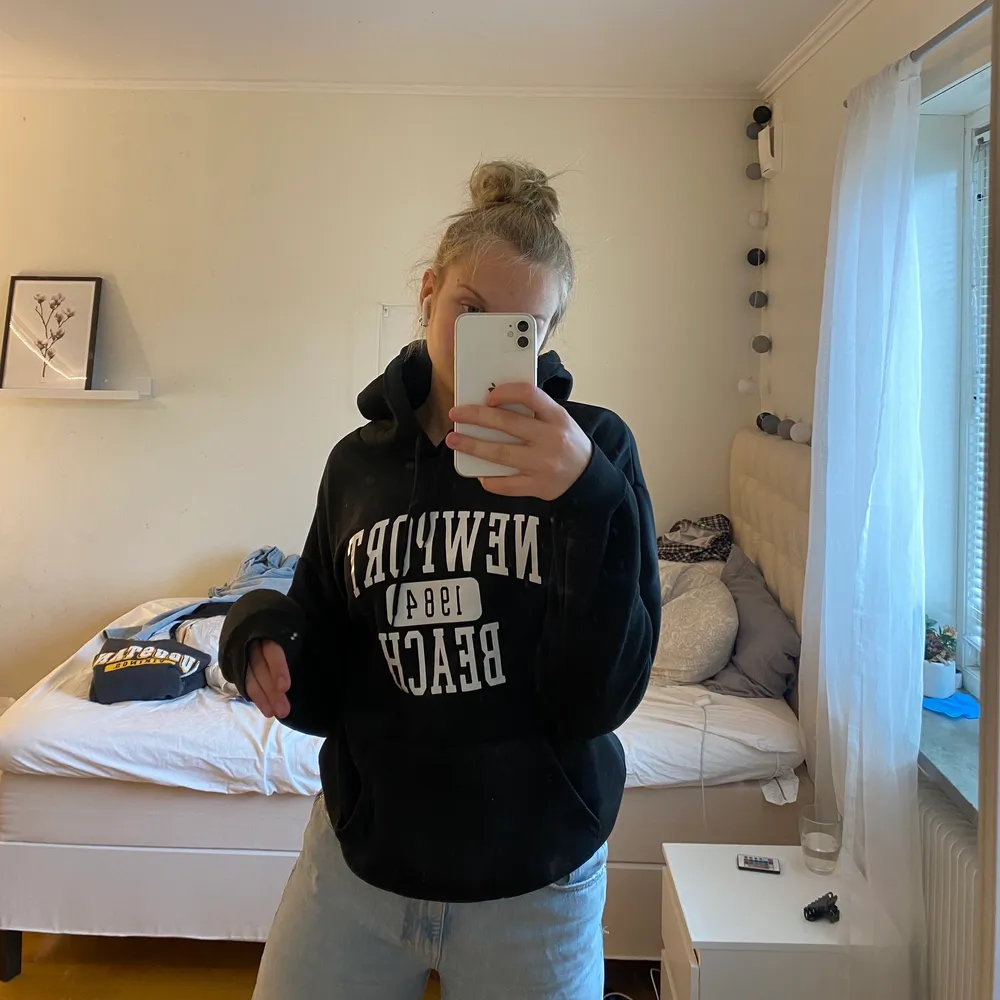 Säljer nu min lite oversize svarta Hoodie med vitt tryck. Bra skick. Storlek L. 100kr + frakt . Hoodies.