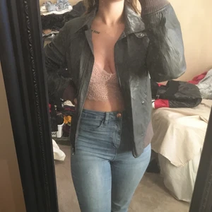 Skinnjacka från H&M i storlek 40  - Skinnjacka utan defekter i storlek 40. Köparen står för frakten💞