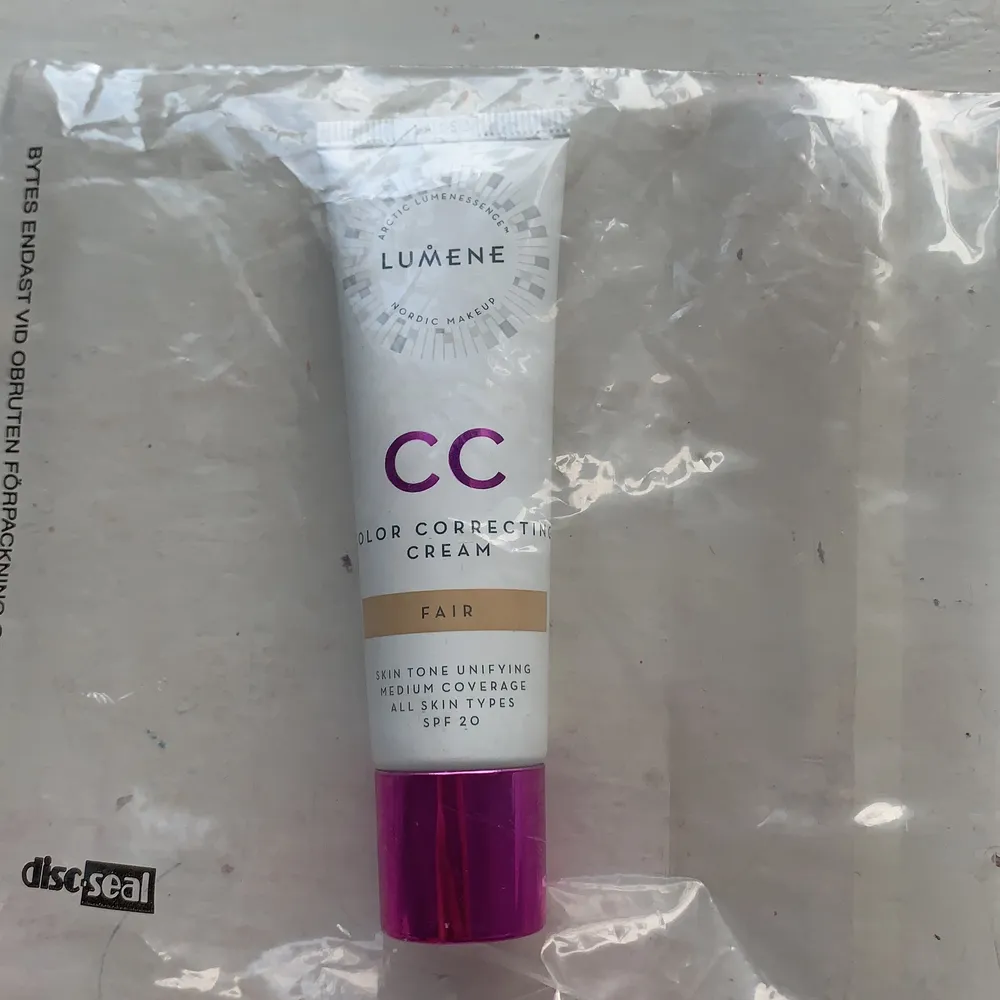 En oanvänd och plomberad CC cream från Lumene i färgen Fair. Den innehåller spf och ämnen som ska vara bra för huden och ska funka som en ansiktskräm.😊. Övrigt.