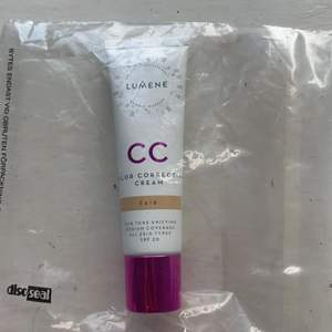 En oanvänd och plomberad CC cream från Lumene i färgen Fair. Den innehåller spf och ämnen som ska vara bra för huden och ska funka som en ansiktskräm.😊
