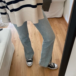 Svarta converse  - Svarta sparsamt använda converse. Köpta i våras nya. BUDGIVNING avslutas imorgon 18.00. Eller köpa direkt för 400kr