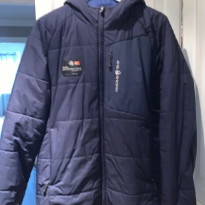 Sail racing jacka - Säljer nu min sköna sail racing jacka i storlek M. Denna jacka är väldigt varm i skön en kall dag. Det ändå dåliga med jackan är att det är ett hål i den högra fickan på jackan, men annars så är jackan i bra skick. Därav det billiga priset. Tveka inte och höra av er om ni är intresserade av den fina blåa jackan. 