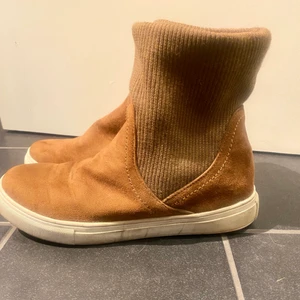 Höstskor 🍂 - Trendiga höstskor från Zalando, endast använda ett fåtal ggr så i väldigt fint skick! Mjuka i lästen. Härlig camelfärg. 