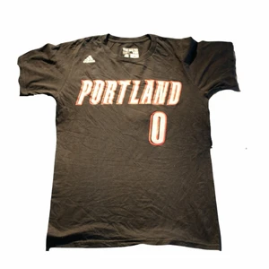 Portland - Vintage Tee  - En riktigt fet tröja från NBA och Portland. Har ett riktigt Nice material som är perfekt att träna i och även om du vill ha lite stil. Den är thriftad i USA för ett tag sedan.