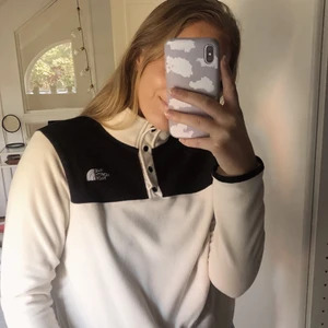 THE NORTH FACE fleece - Säljer (tyvärr🥲🥲) denna underbara fina gräddvita fleece från the north face då jag tog en storlek för liten. Den är storlek S och passar en person med S men ville ha lite oversize…. Så om man är storlek XS och vill ha en lite större är den perfekt eller om man är S och gillar som den sitter på mig! 
